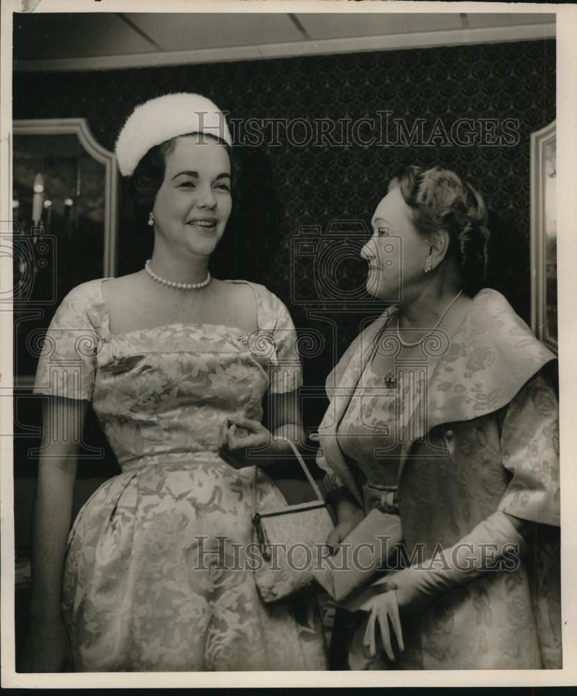 1960 Press Photo Mrs. Hampton C. Robinson visits with friend - Historic Images