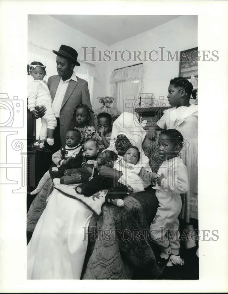 1991 Press Photo Sister Helem Gay with Adopted Children, House of Yahweh- Historic Images