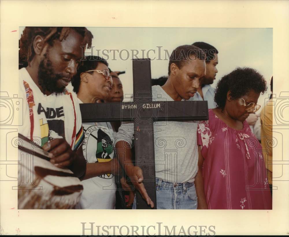 1990 Press Photo Byron Gillum memorial cross carried to University Houston site - Historic Images