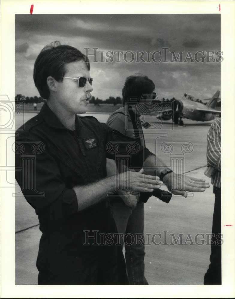 1988 Press Photo Astronaut and MiG-15 pilot Robert "Hoot" Gibson - Historic Images