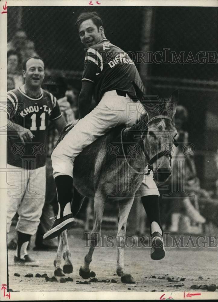 1970 Press Photo Riding backwards donkeyback; Craig Giles benefit baseball game - Historic Images