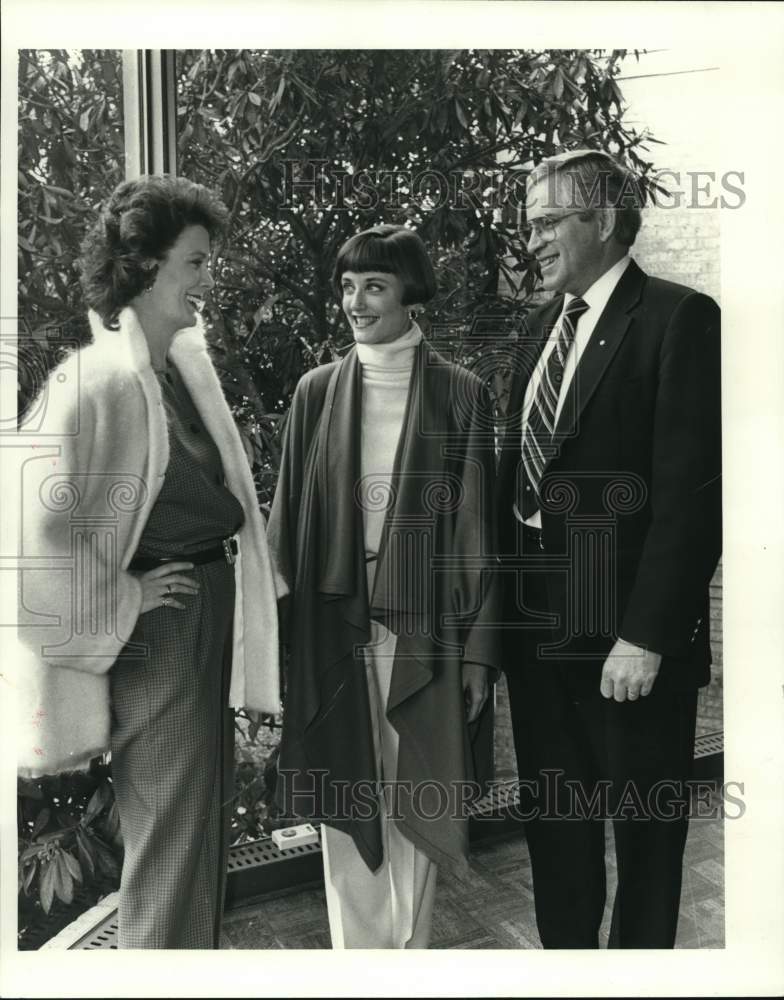 1989 Press Photo Susan Wenman models fashions for TWU auction attendees - Historic Images