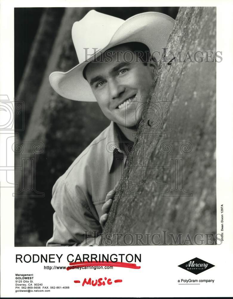 1997 Press Photo Rodney Carrington peeking around tree - Musician - Historic Images