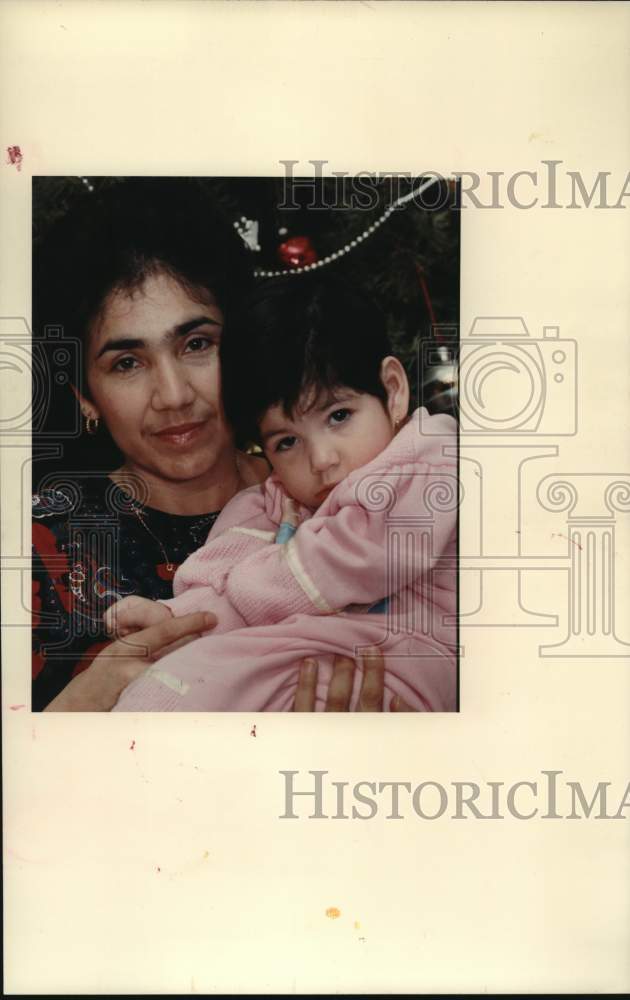 1989 Press Photo Omaira Giraldo holds daughter Diane, severely brain damaged - Historic Images