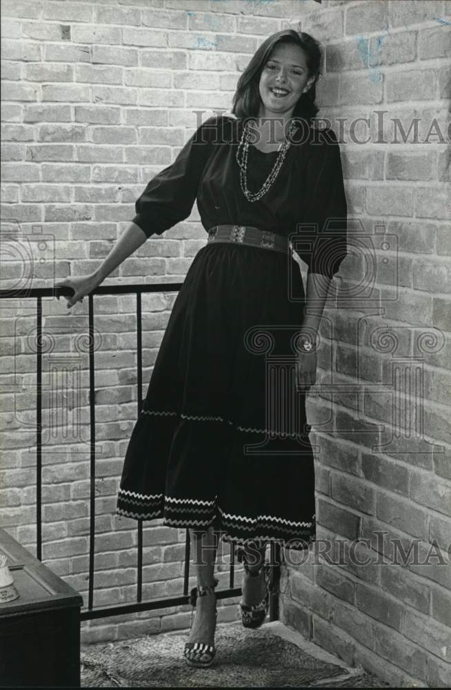 1977 Press Photo Seamstress Gay Girard models McCall pattern look alike outfit - Historic Images