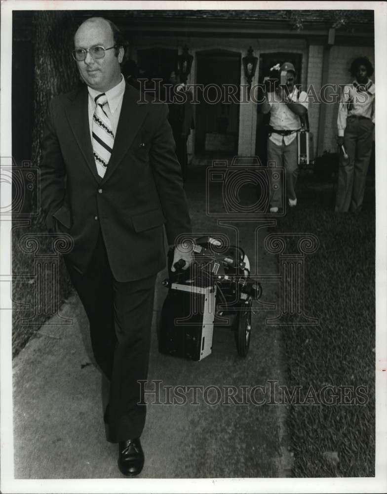 1977 Press Photo Bob Giomartin, KHOU-TV getting camera back - Houston - Historic Images