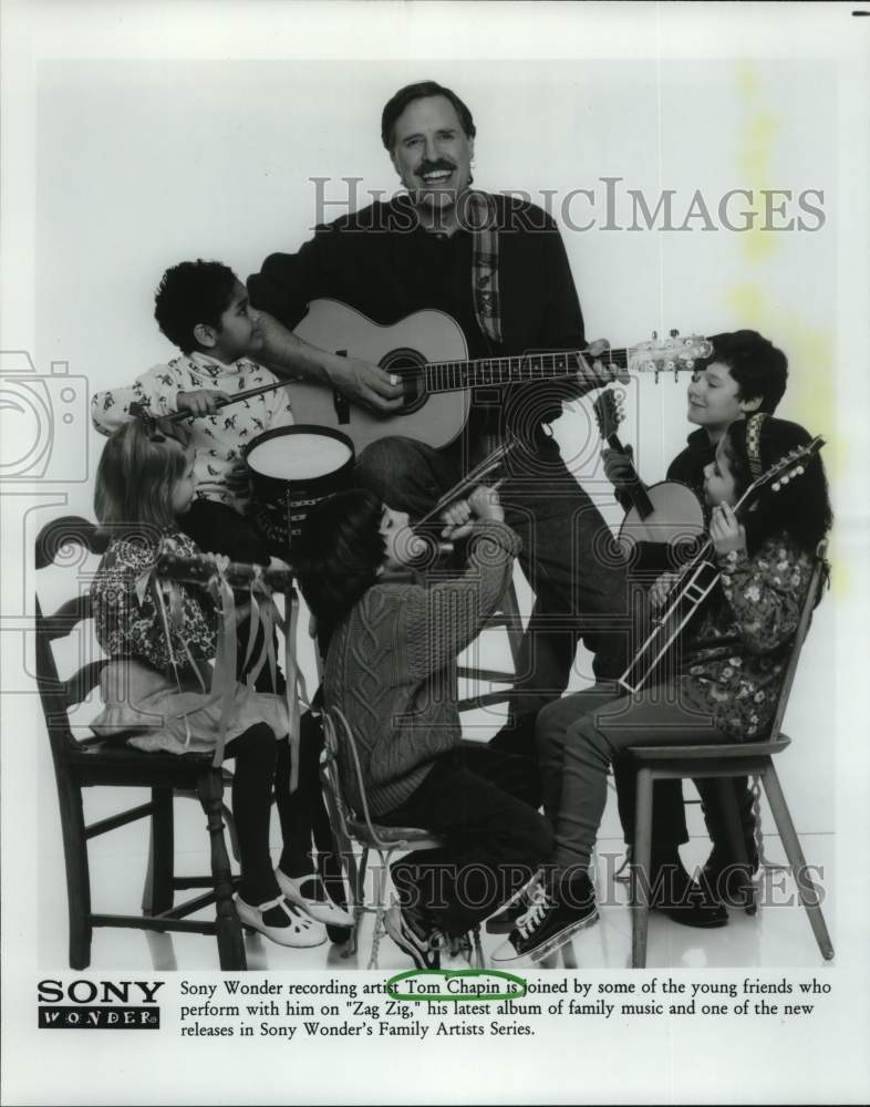 1994 Press Photo Singer Tom Chapin with children who sing on his "Zag Zig" album - Historic Images