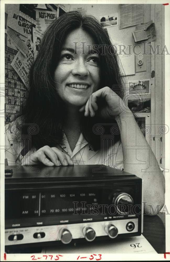 1981 Press Photo Margaret &quot;Margie&quot; Glaser listens to KPFT radio, Texas - Historic Images