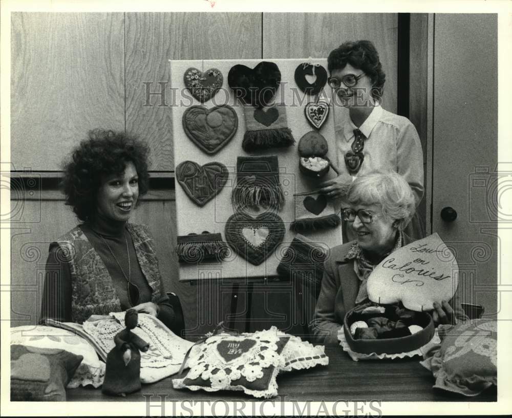 1979 Press Photo Members of the Fiber Designers creating whimseys, Texas - Historic Images