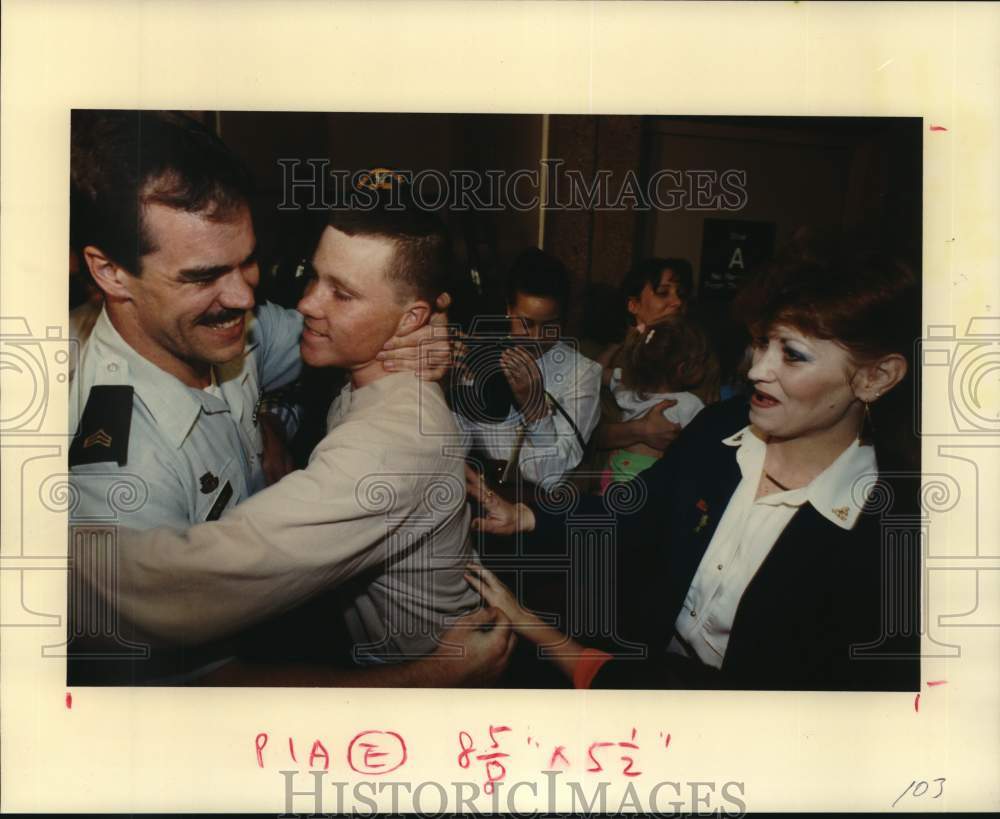 1991 Press Photo James Bunch, Army veteran Robert Robinette, Houston Airport, TX - Historic Images