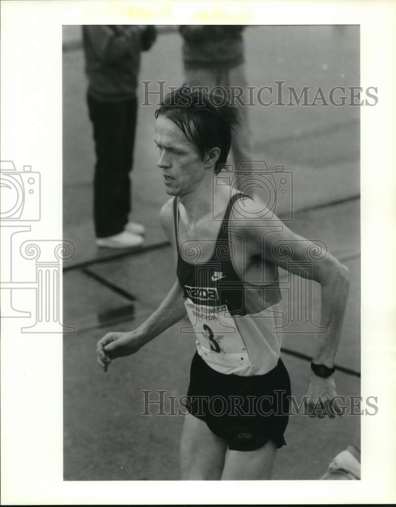 1989 Press Photo Runner in the Houston - Tenneco Marathon. - hcb00344 - Historic Images