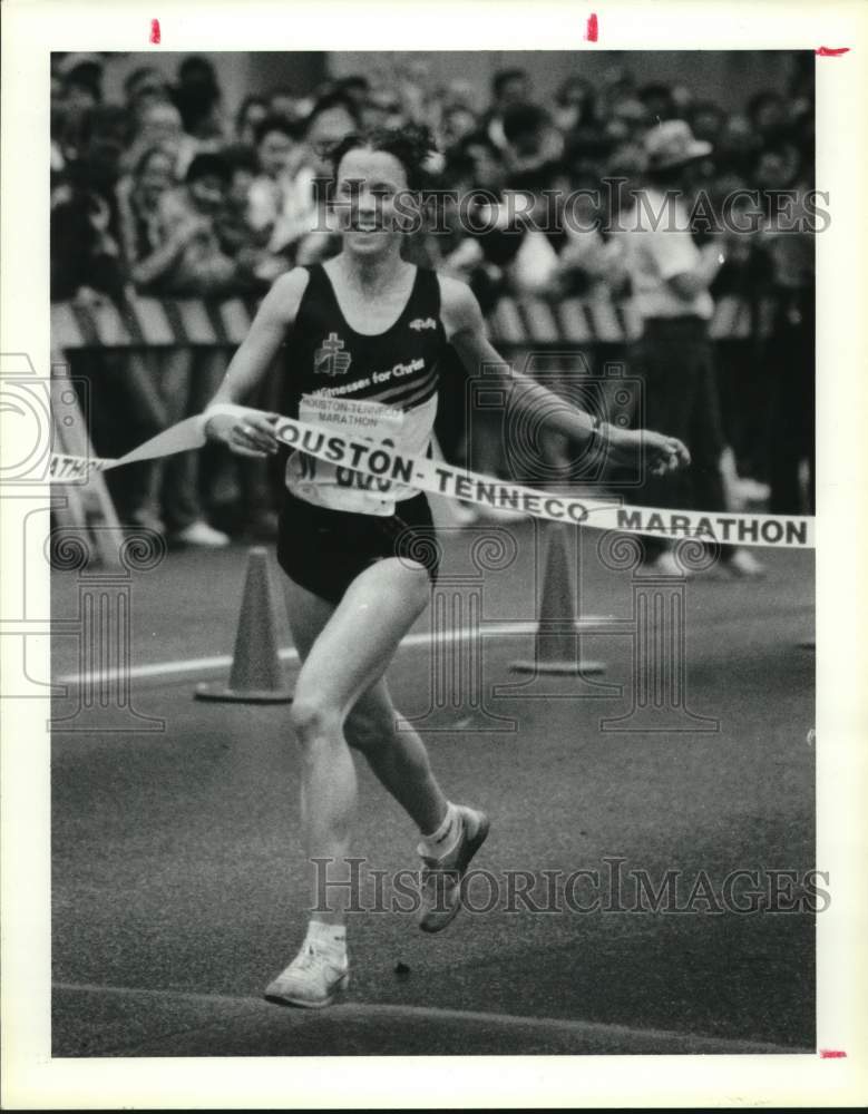 1988 Press Photo Linda Zeman takes 1st place for women in Houston Marathon. - Historic Images