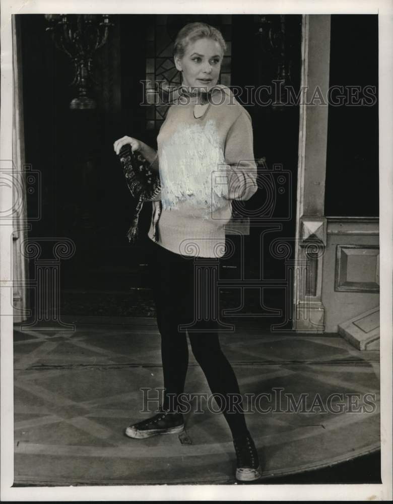 1957 Canadian Actress Diana van der Vlis holds a small alligator.-Historic Images