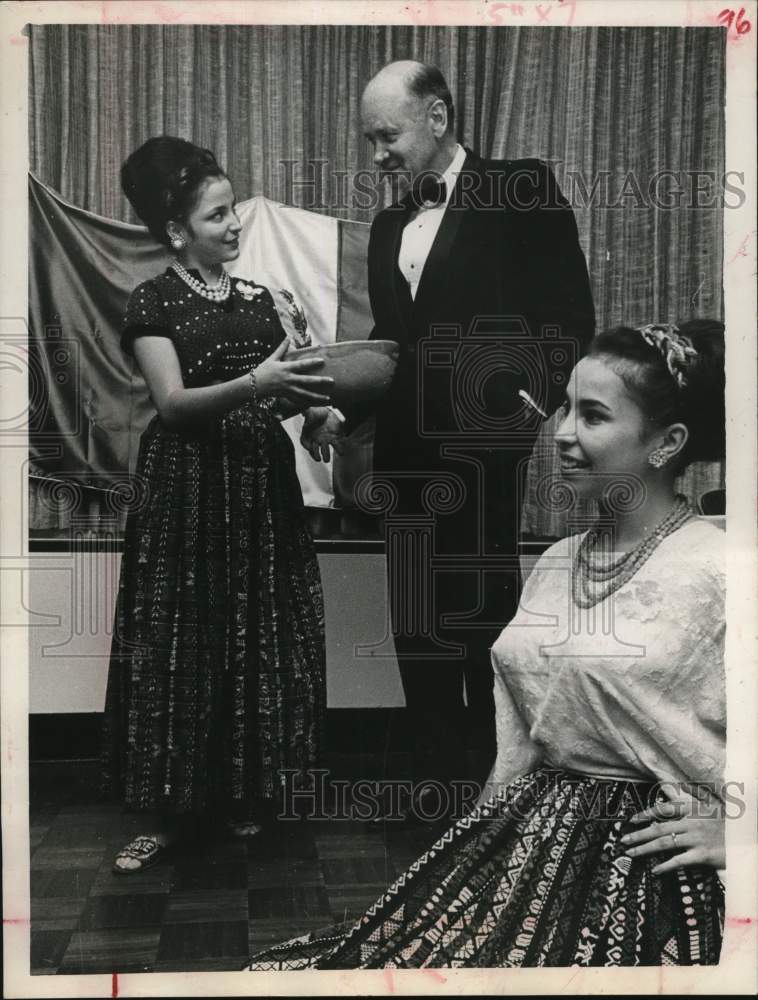 1968 Alex Finney with Consul&#39;s daughters Maria and Olga Alvarado-Historic Images