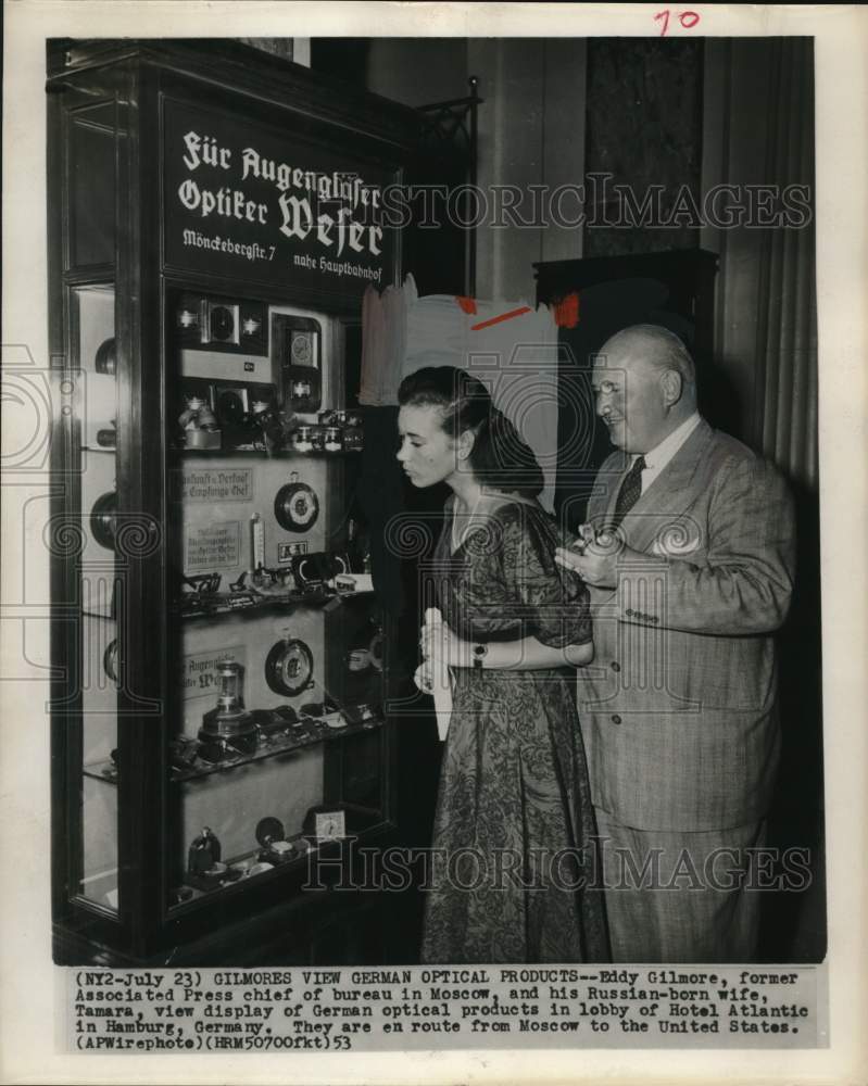 1953 Former Associated Press Moscow bureau chief Eddy Gilmore & wife - Historic Images