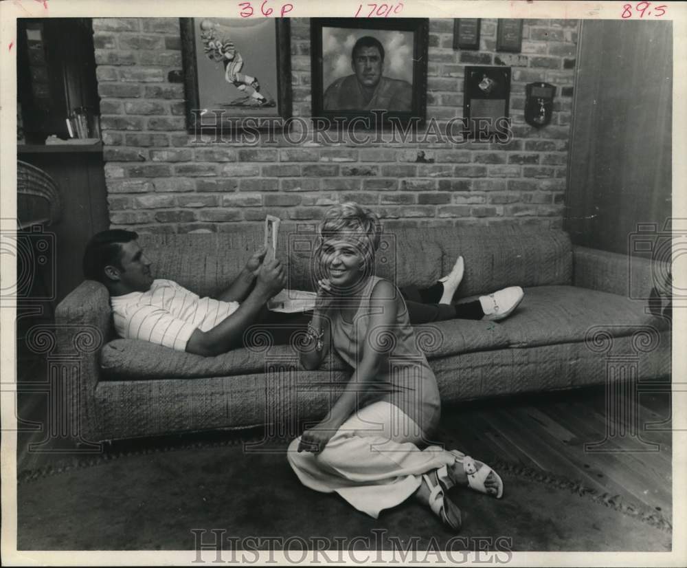 1970 Press Photo Houston Oiler Hoyle Granger on couch with wife Sandra nearby. - Historic Images