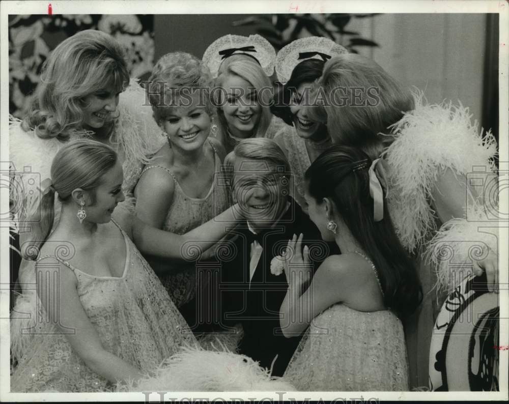 1969 Peter Graves surrounded by women - &quot;Mission: Impossible&quot; scene-Historic Images