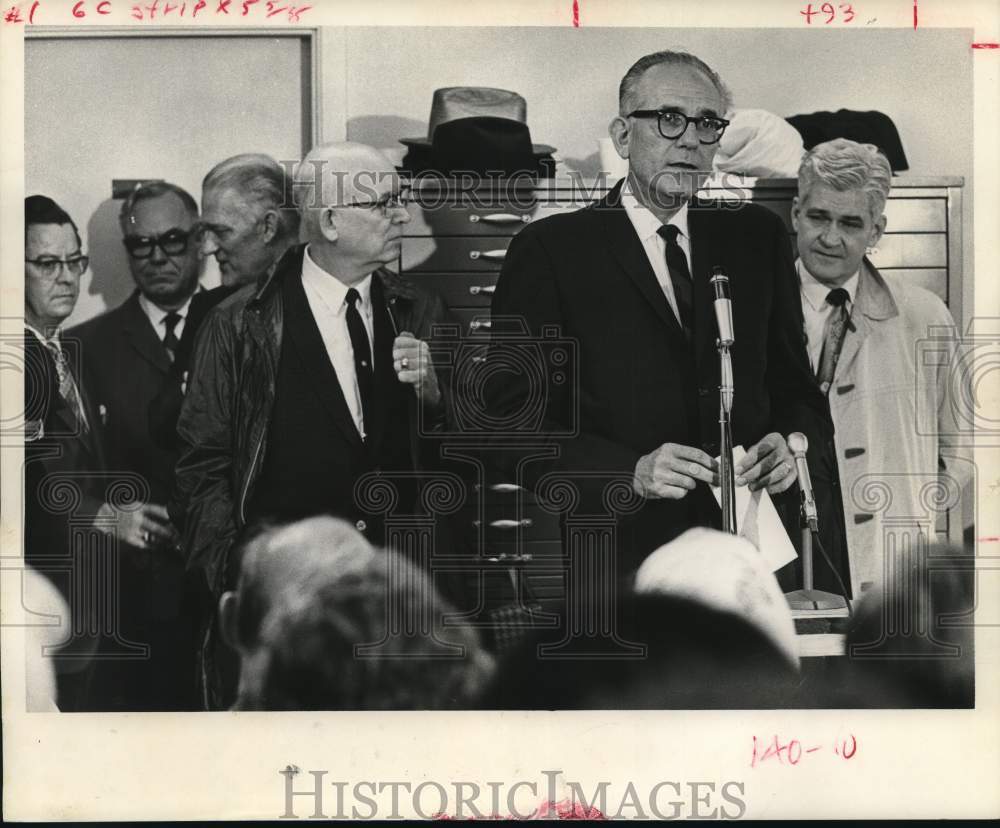 1968 Councilman Johnny Goyen &amp; others at dam dedication ceremony.-Historic Images