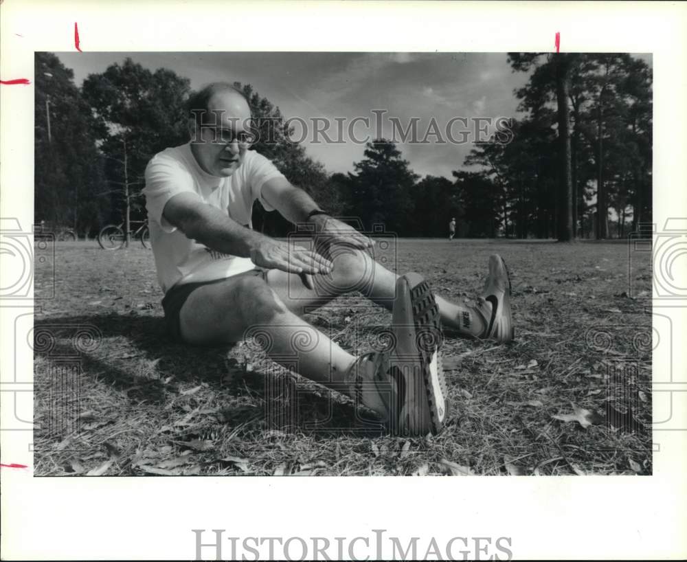 1989 Press Photo David Hannah stretches for marathon at Houston Memorial Park. - Historic Images