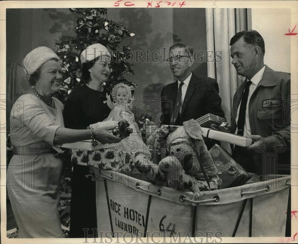 1963 Houston Federation of Garden Clubs load toy donations - Houston-Historic Images