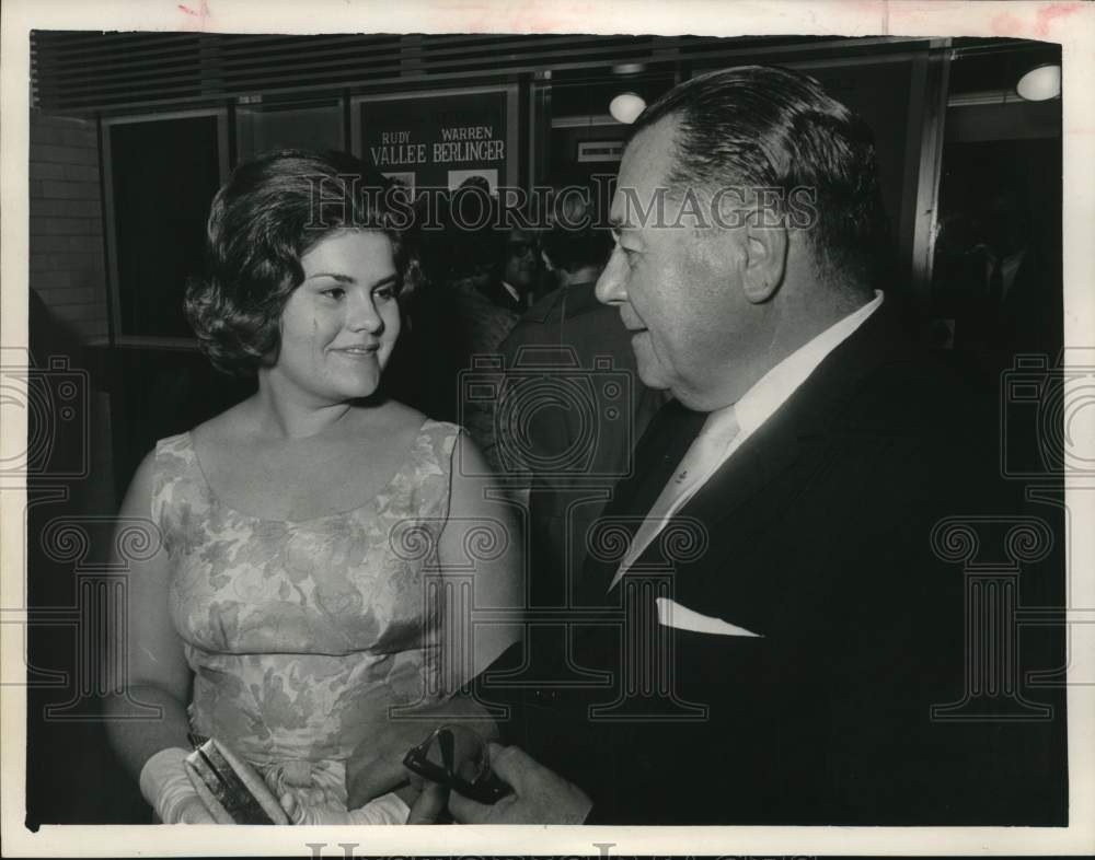 1966 Elizabeth Thompson visit Shad Grahm in show lobby-Historic Images