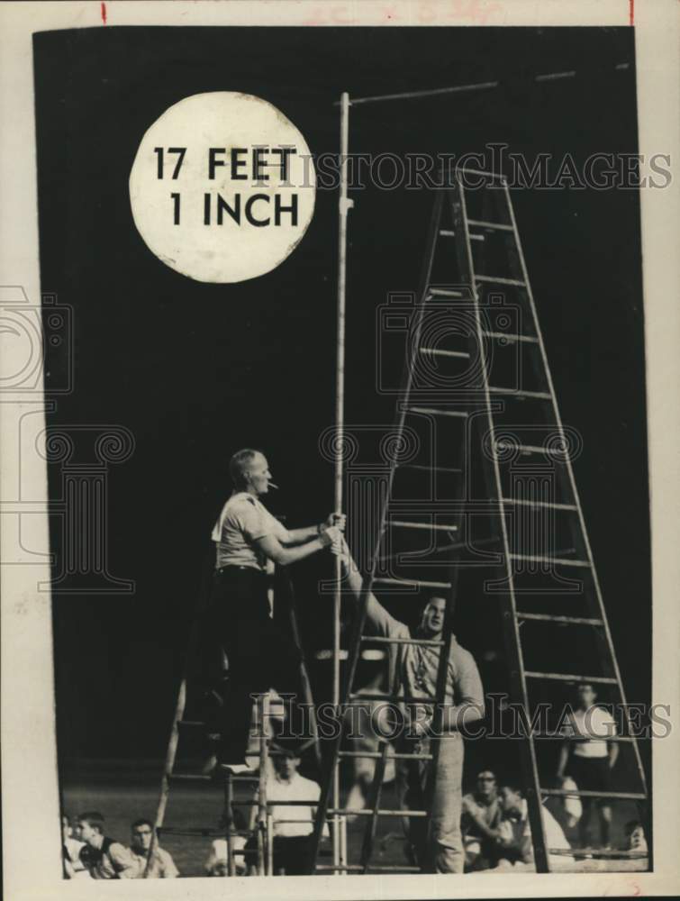 1964 Press Photo Fret Hansen gets 17 feet 1 inch vault officially okayed- Historic Images