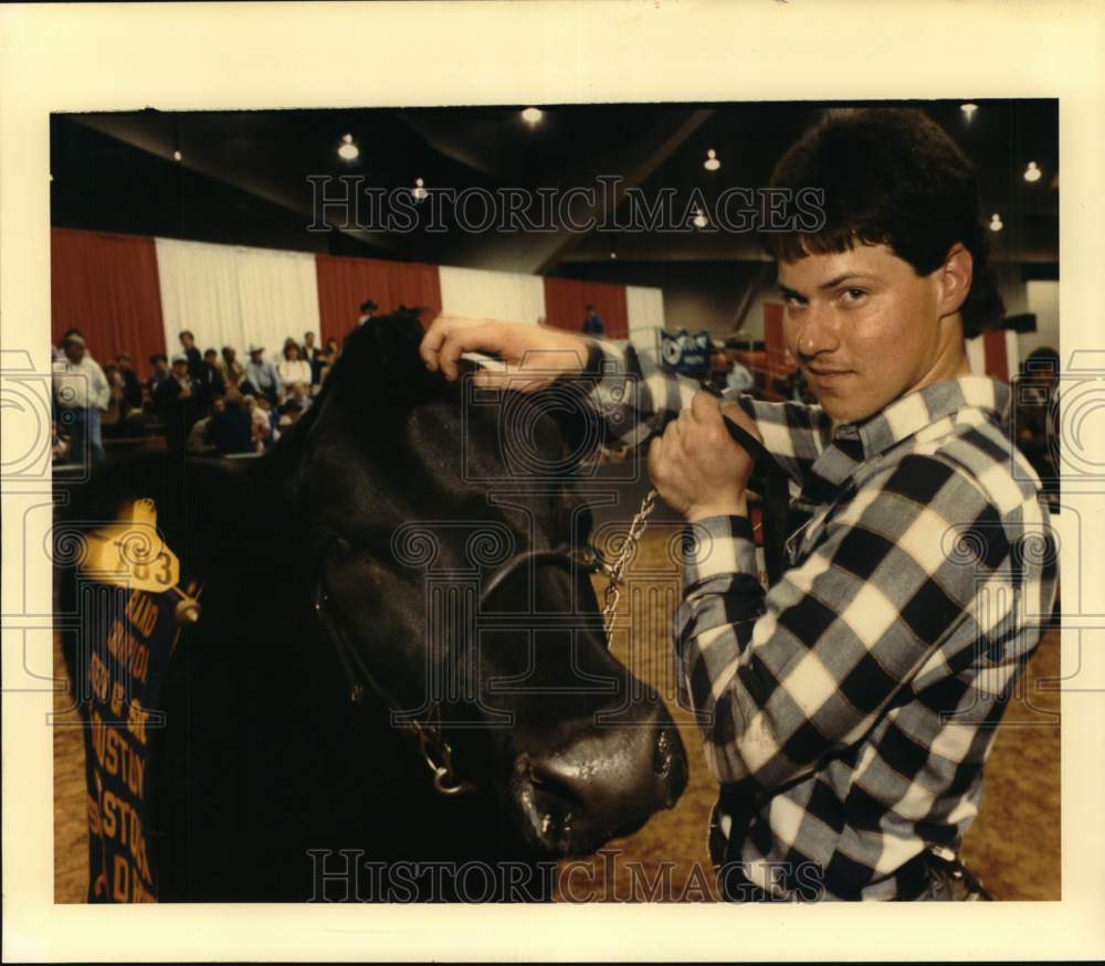 1988 Press Photo Dee Johnson shows his steer at Houston Livestock Show - Historic Images