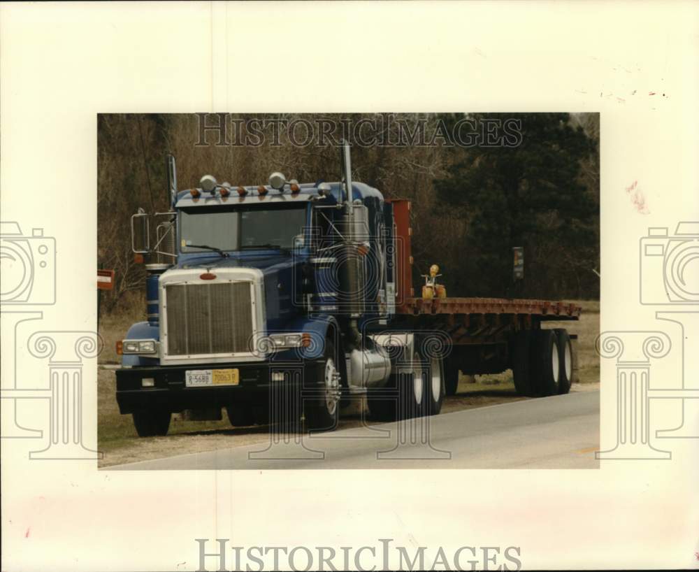 1992 Press Photo Blue semi-truck parked beside Houston road - hcb08406 - Historic Images