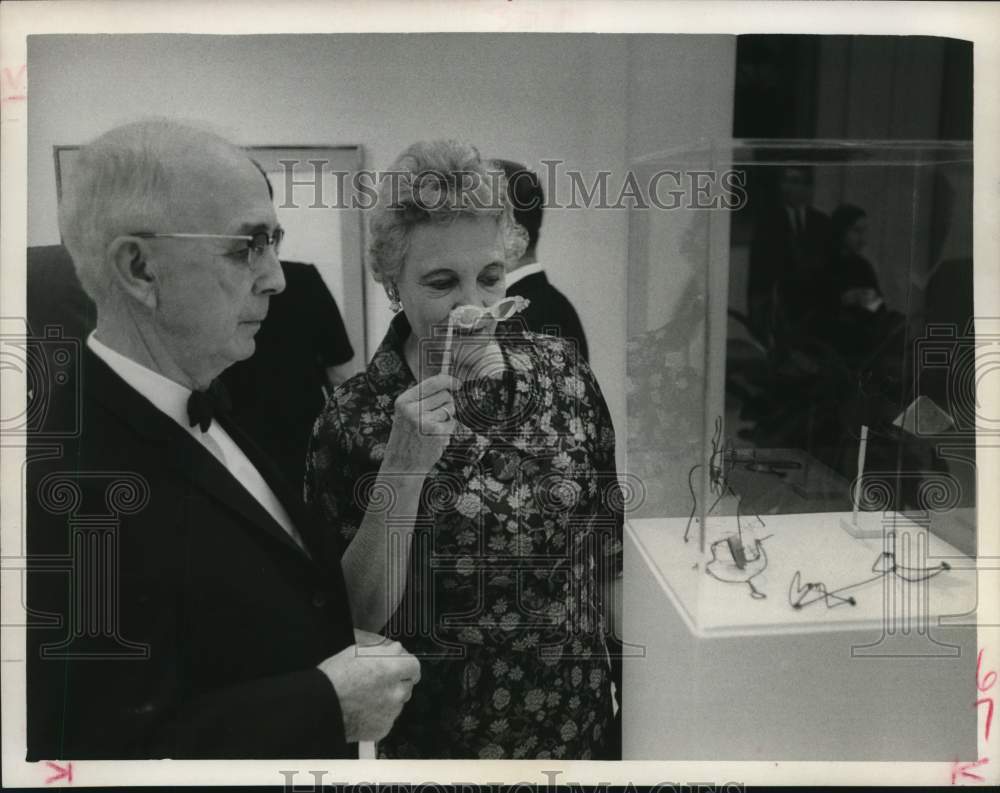 1964 Mr. &amp; Mrs. A.J. Hartsook with wire sculpture at Houston museum.-Historic Images