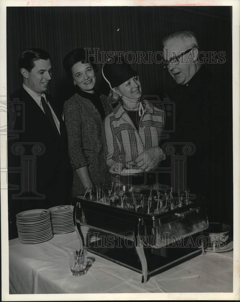 1968 Press Photo Rev. Father Lambert Hickson co-director of Retreat House, group- Historic Images