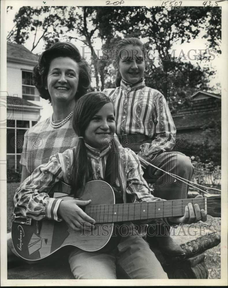 1969 Mrs. Ann Hockenhull with daughters Alexandra &amp; Caroline.-Historic Images