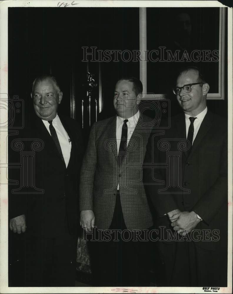 1969 Grant Ilseng, Bill Ferguson, Don Clark talk Texas boat cruise-Historic Images