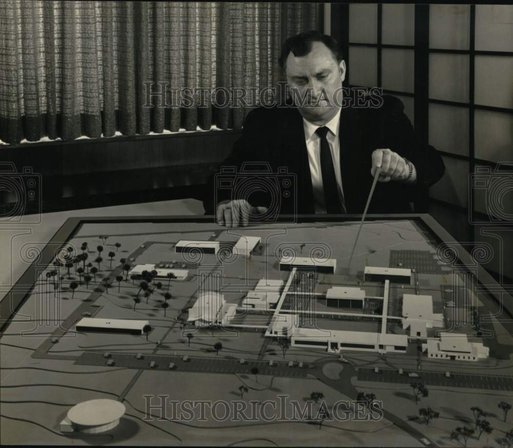 1965 Press Photo Matt Howard, Houston architect - Panola College expansion model - Historic Images