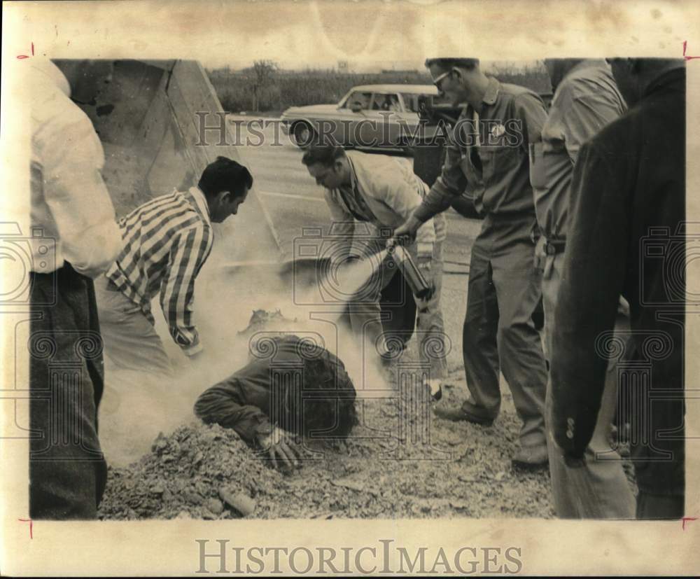 1962 Press PhotoWillie T. Howard. Putting out a fire-Historic Images