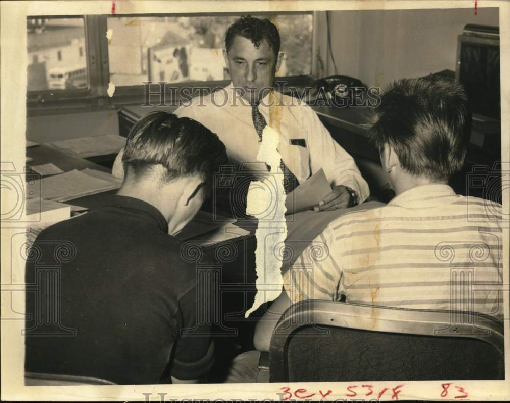 1957 Capt. Leo Horton talks with juvenile delinquents - Houston-Historic Images