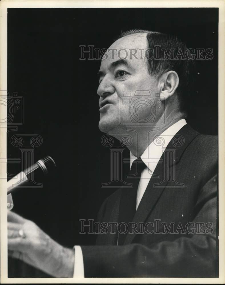 1967 Hubert Humphrey speaks from podium-Historic Images