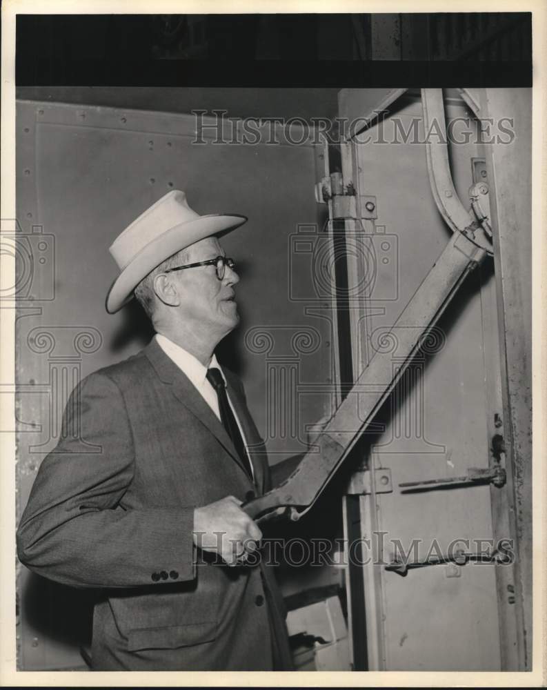 1962 Sheriff Buster Kern pulls lever - Harris County, Texas-Historic Images