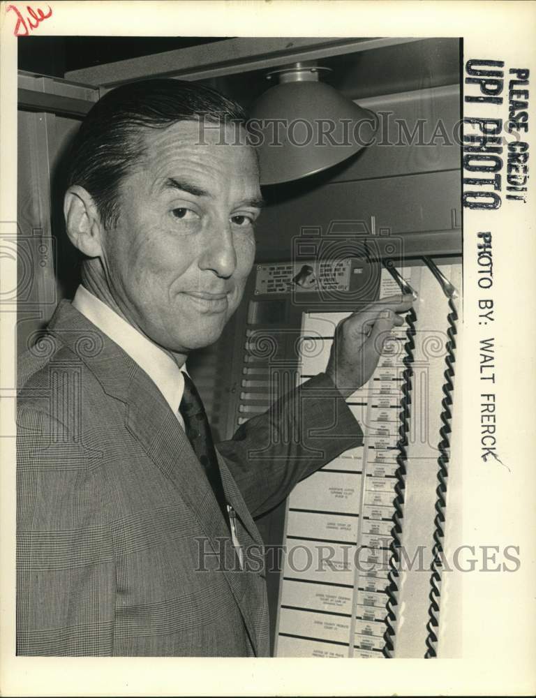 1970 Press Photo Lloyd Bentsen Jr. in the voting booth. - hcb11836 - Historic Images