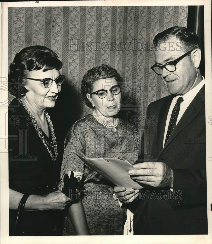 1961 Houston Chronicle health forum attendees with Dr. John Kelsey-Historic Images