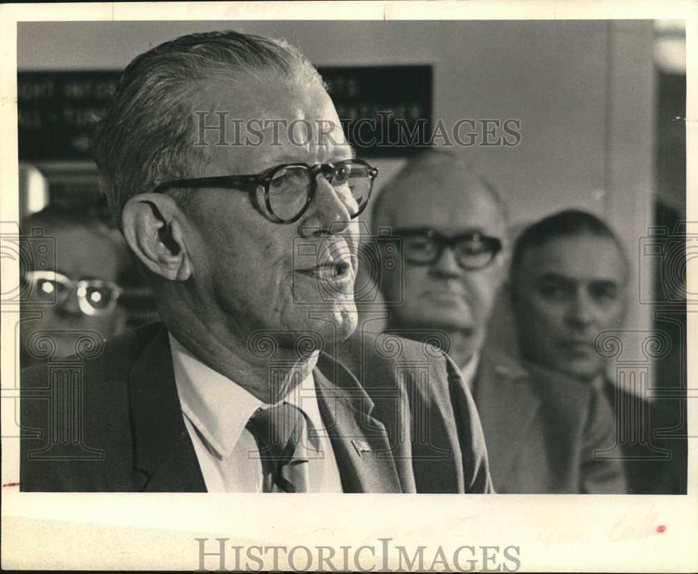 1972 Press Photo Buster Kern speaks during campaign - hcb12381 - Historic Images