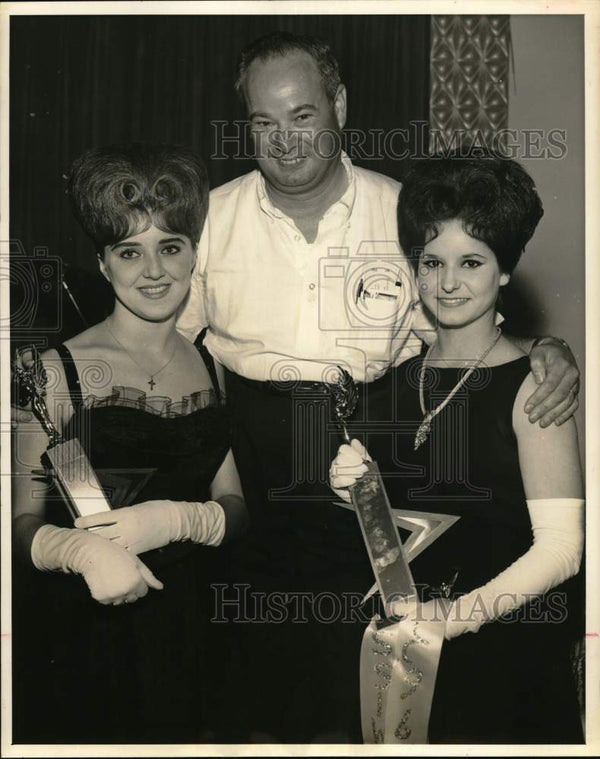 1962 Contest queens Geraldine Grant, Arlene McMahan with Alfred Kahn