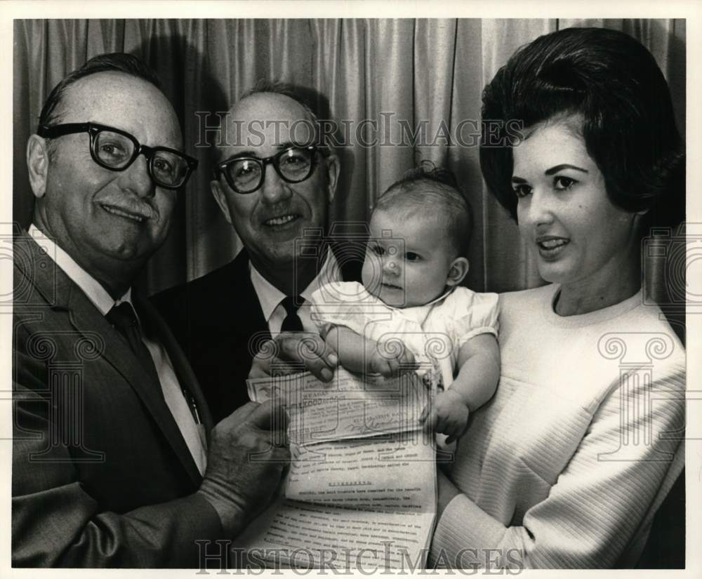 1967 Press Photo Mrs. Louis Kuba with Baby - hcb14047- Historic Images