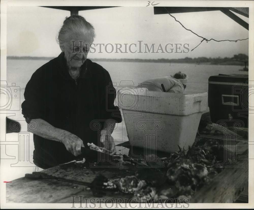 1968 Mother of Sheriff Buster Kern - Mrs. Ruth Kern cleaning crab.-Historic Images