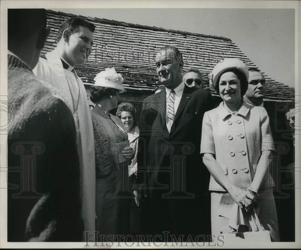 1964 Press Phot Lyndon B. Johnson and wife with Reverend Jack Langford.-Historic Images