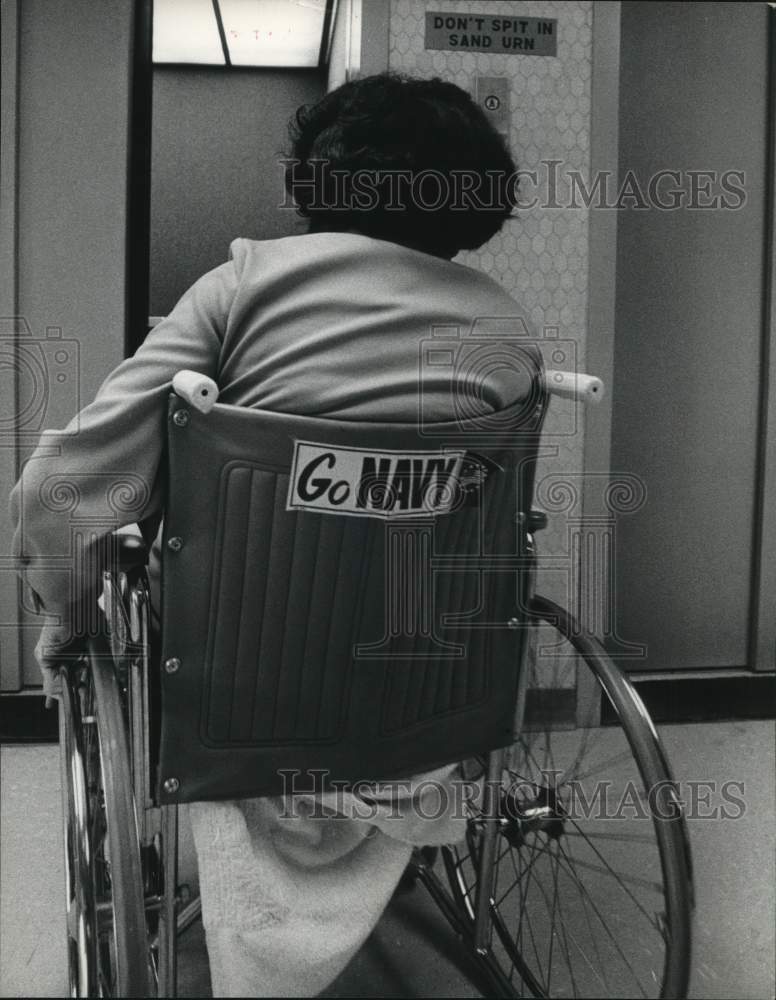 1971 Press Photo Katherine Kitty Kendall shows &quot;Go Navy&quot; sign on wheelchair. - Historic Images