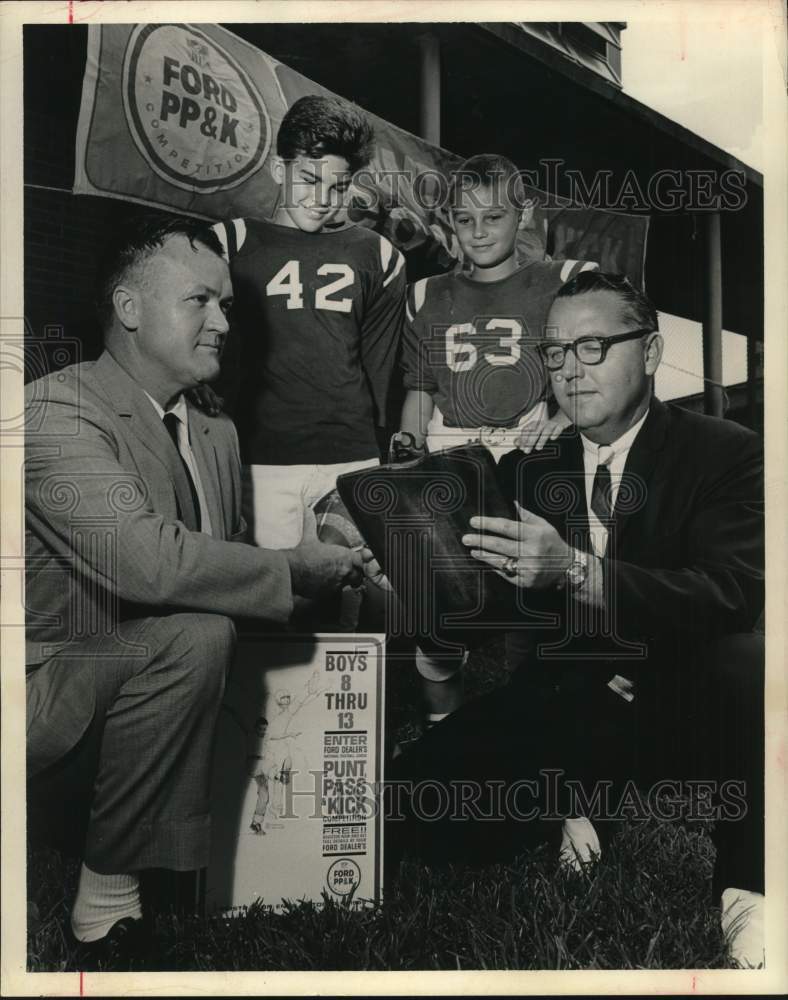 1965 Houston executives Luke Johnson, Jim Sanders with footballers-Historic Images
