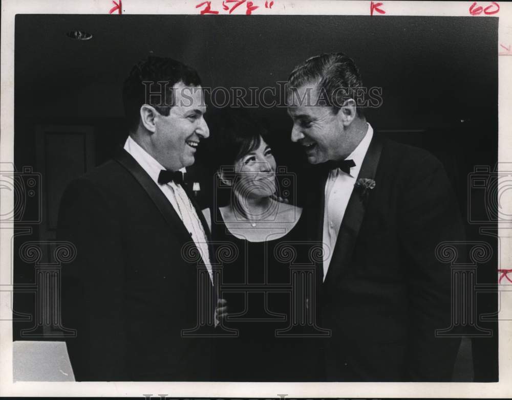 1965 Press Photo Dr. &amp; Mrs Richard Evans with Nick Gearhart at Columbus Day Ball - Historic Images