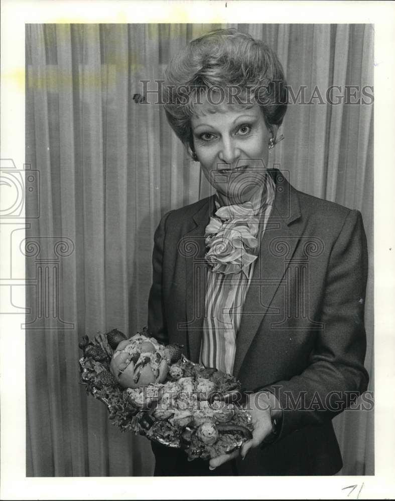 1984 Diet consultant Barbara Lowery holding food dishes.-Historic Images