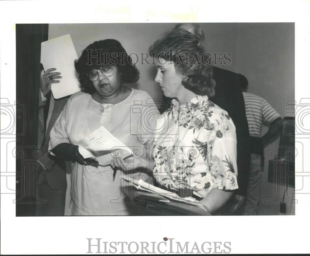 1989 Press Photo Venestine Marsh is notified of lawsuit by Deputy Rita Davidson. - Historic Images