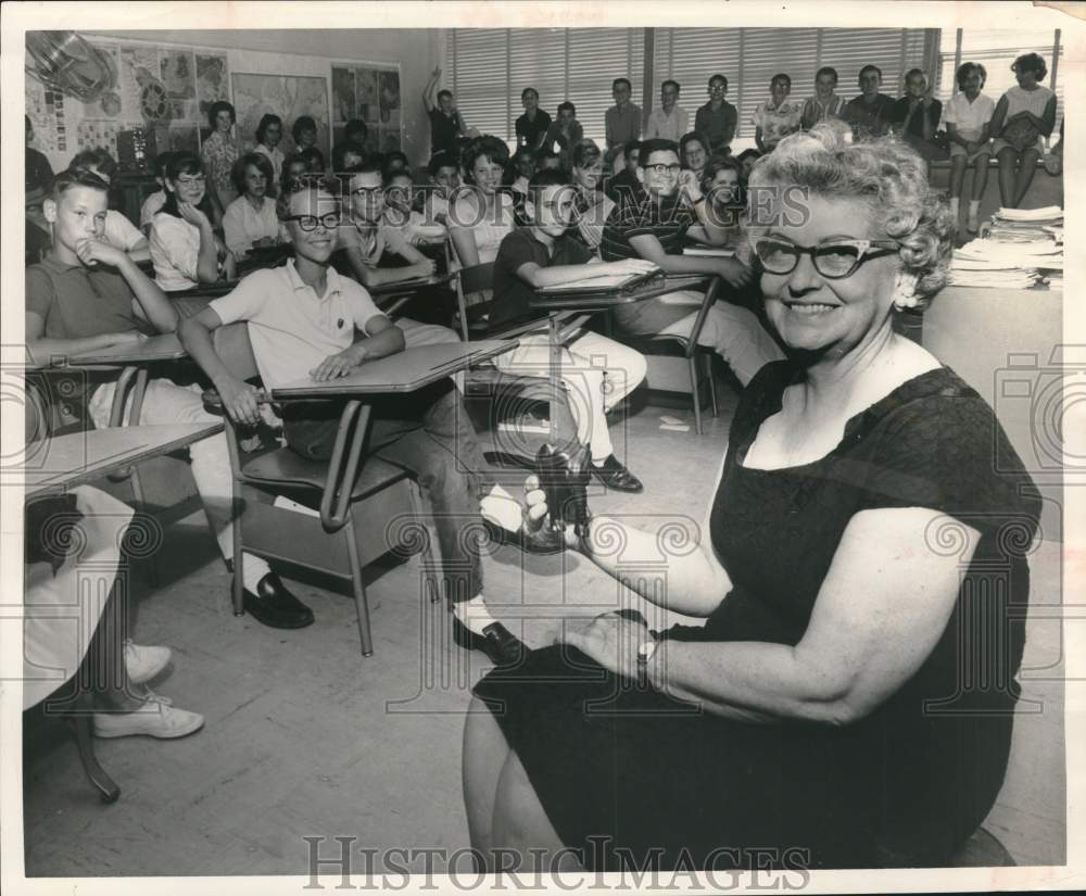 1963 Press Photo Mrs. L.F. McAnally with Spring Branch Junior High students- Historic Images